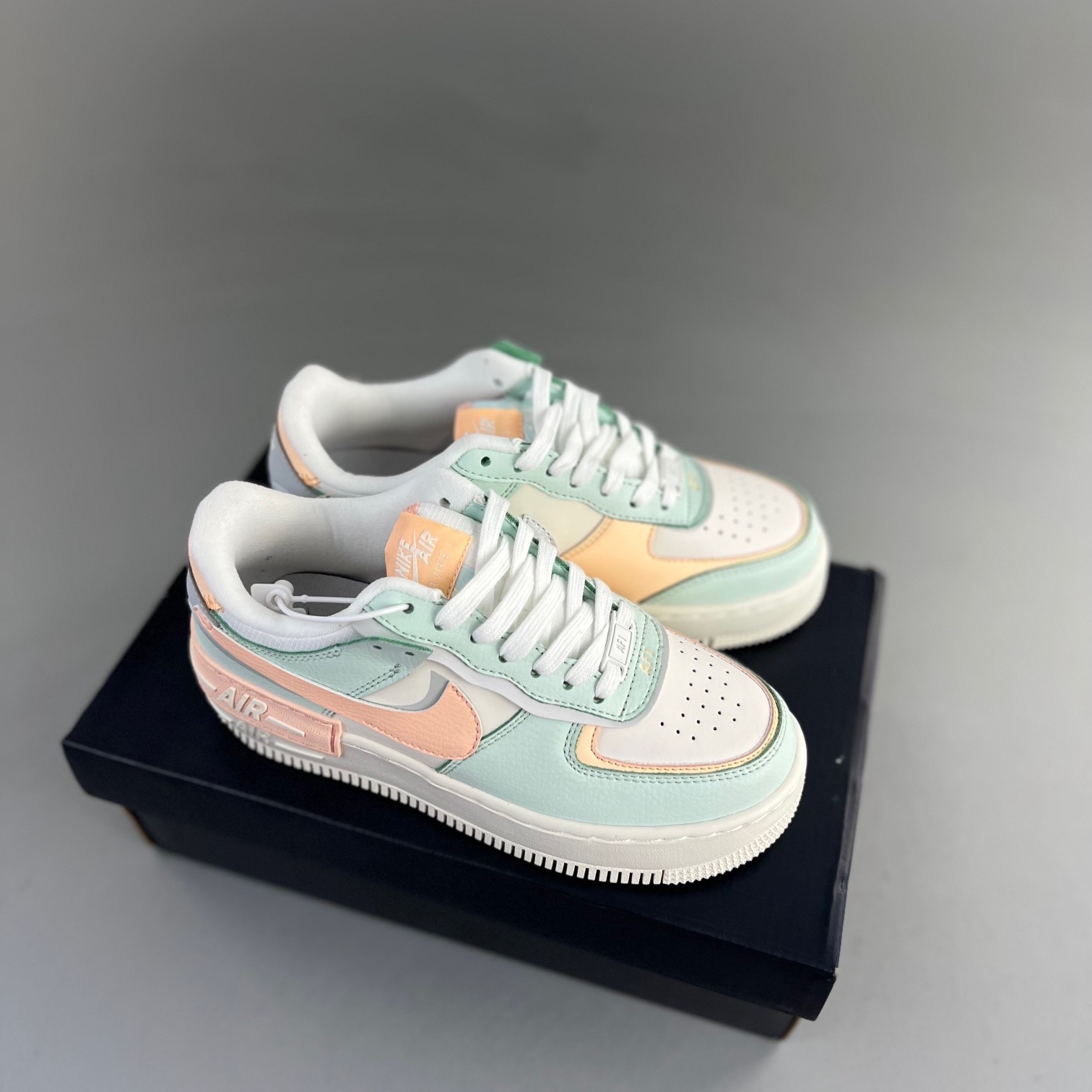 나이키 에어포스 1 쉐도우 베얼리 그린 크림슨 틴트 Nike Air Force 1 Shadow Barely Green Crimson Tint CU8591-104