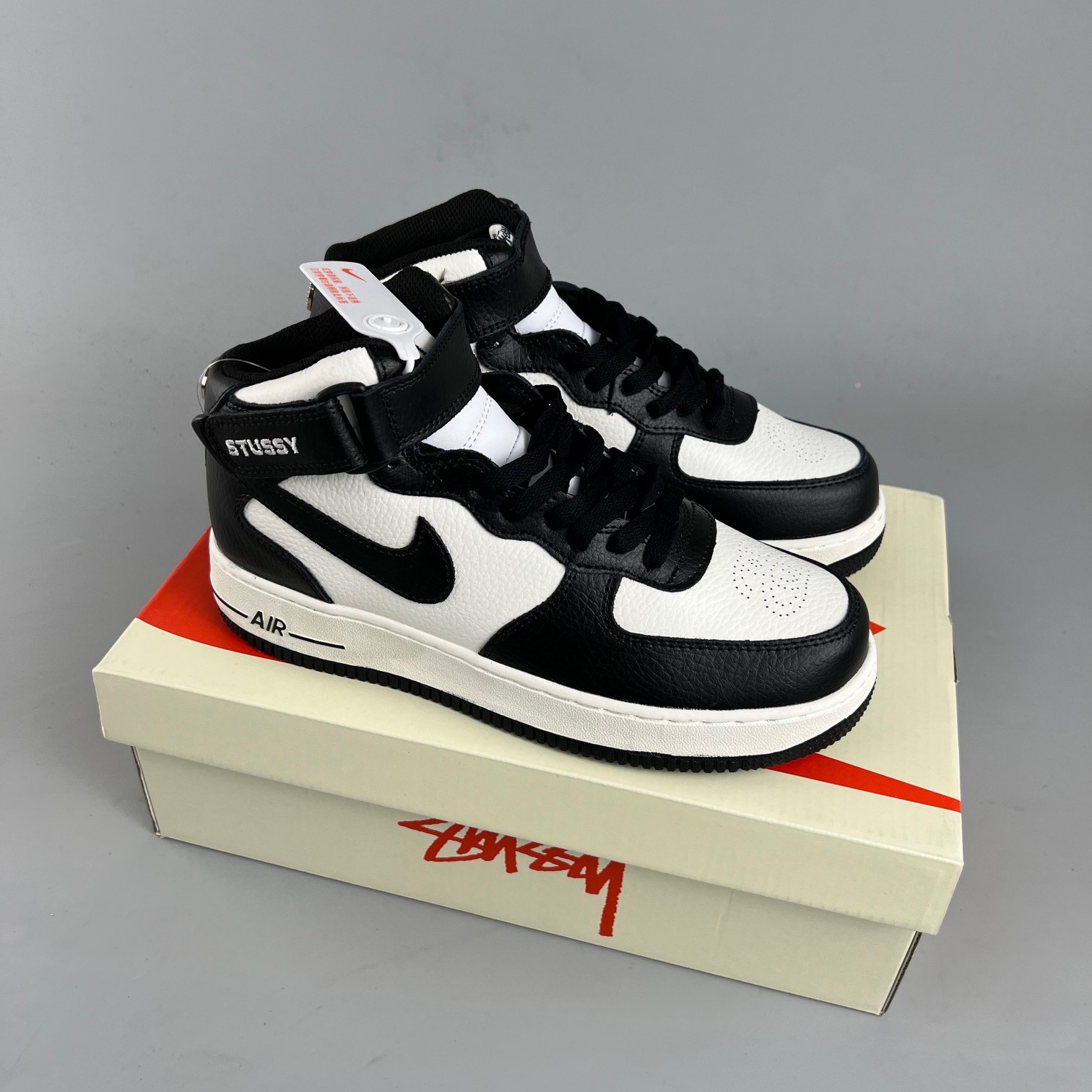 나이키 x 스투시 에어포스 1 '07 미드 SP 블랙 앤 라이트 본 Nike x Stussy Air Force 1 '07 Mid SP Black and Light Bone DJ7840-002