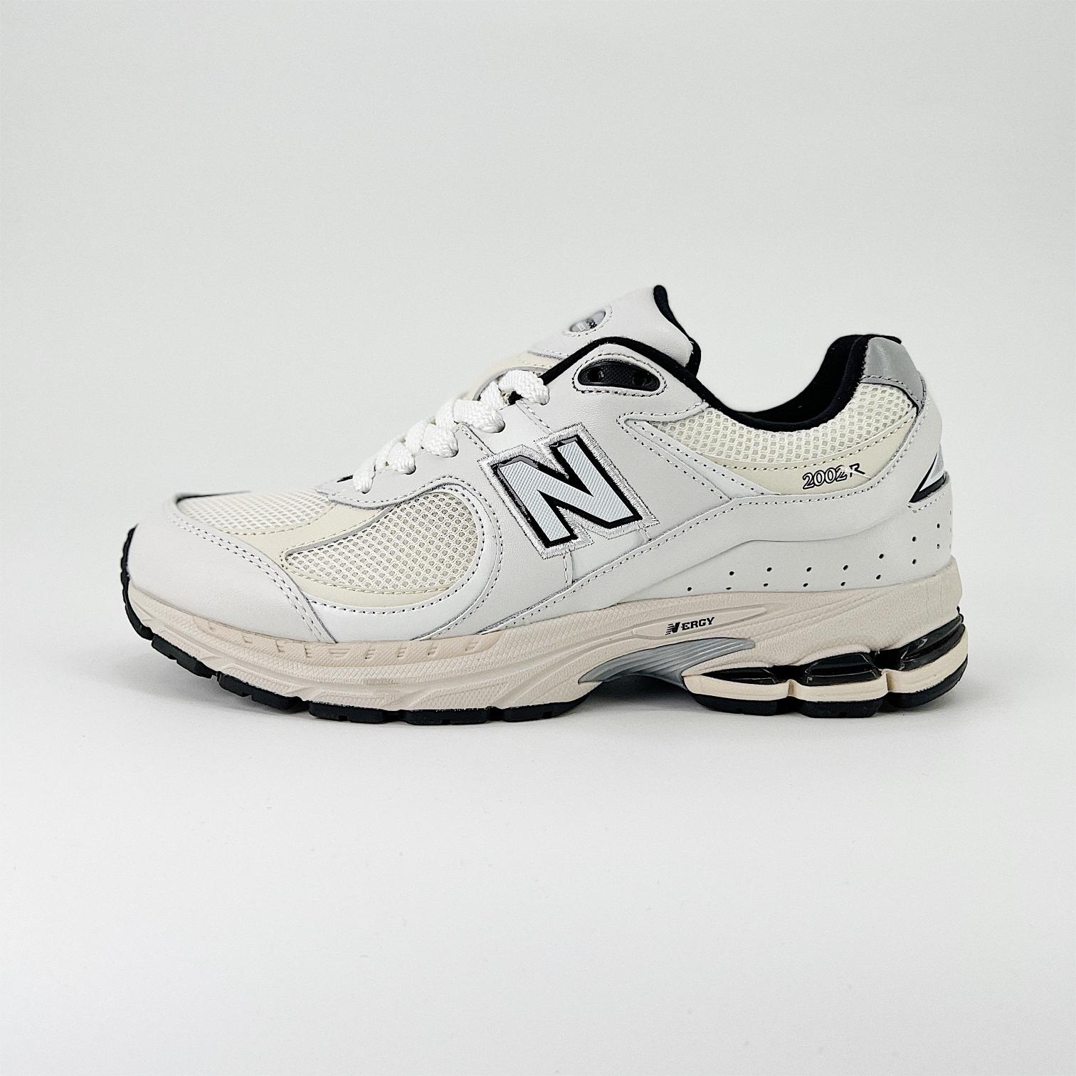 뉴발란스 2002R 화이트 New Balance 2002R White ML2002RQ